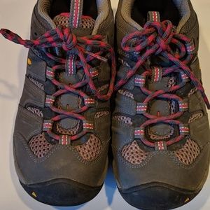 KEEN hiking boots 7.5